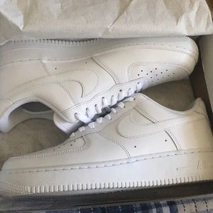 Air Force 1s low men’s size 9